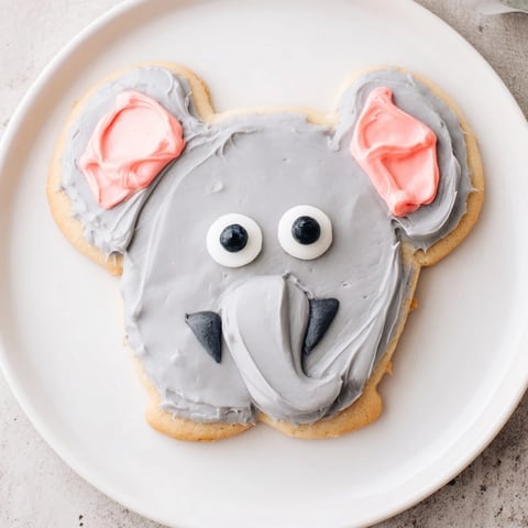 Giant, frosted Biscuits Amical Éléphant Géant, perfect for a kids' party, a sweet treat.